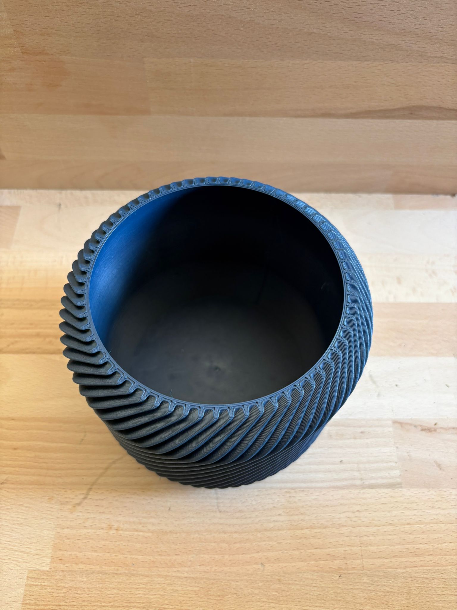 Vaso cilindrico con decorazione esterna a coste