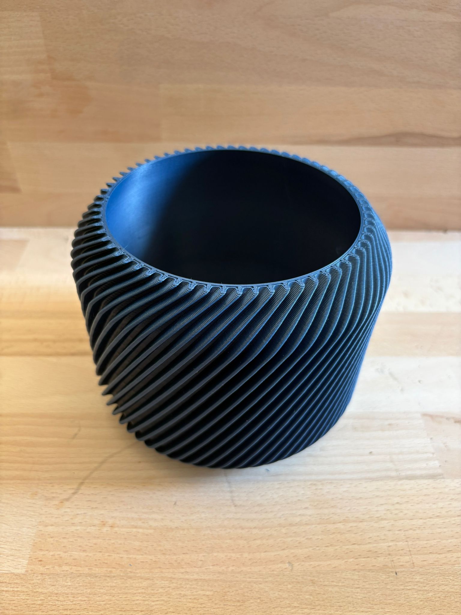 Vaso cilindrico con decorazione esterna a coste