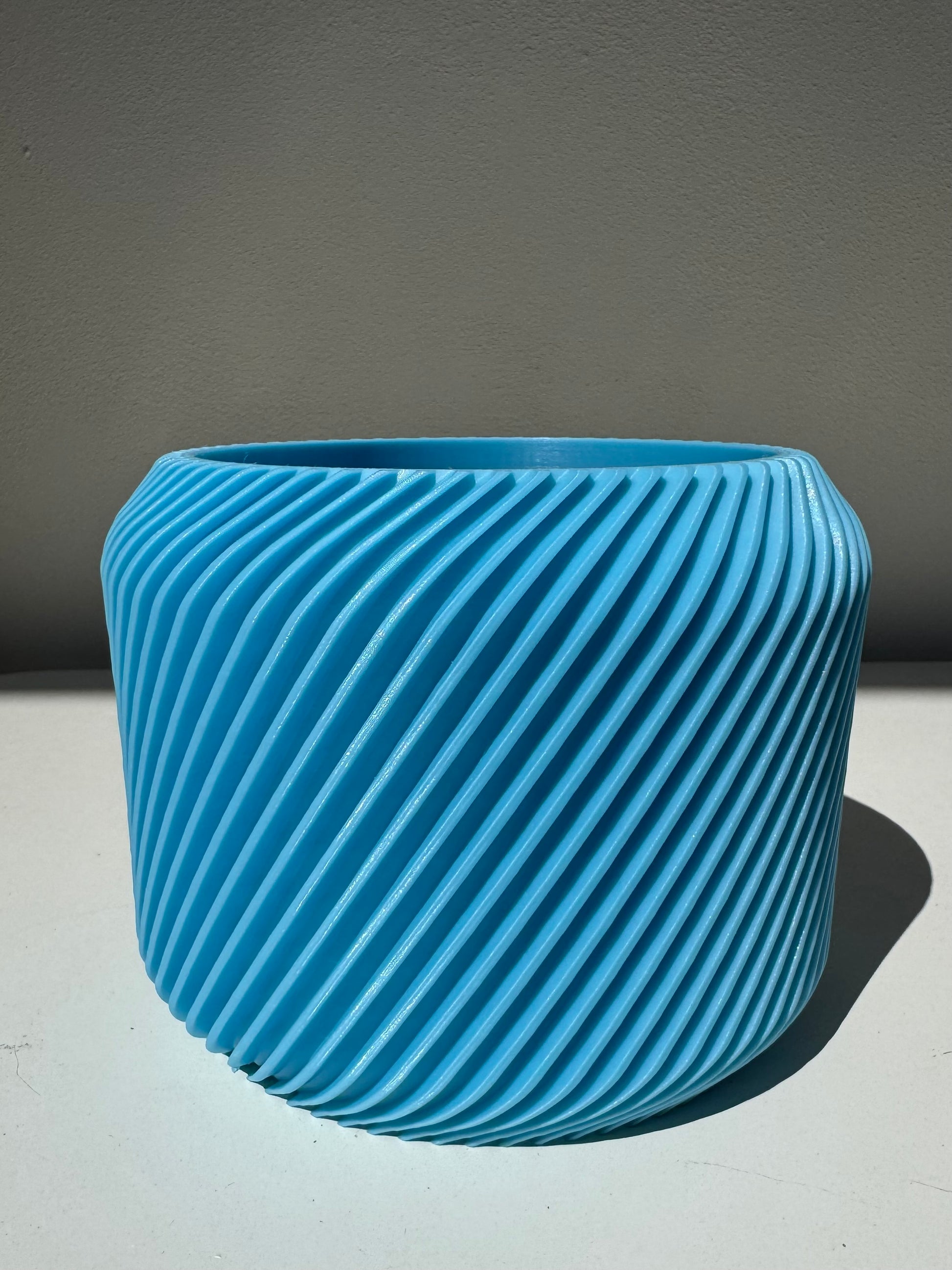 Vaso cilindrico con decorazione esterna a coste